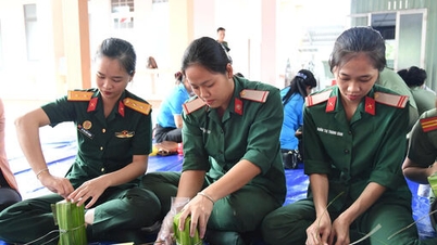 Spennende Banh Tet-innpakningskonkurranse for å feire den tradisjonelle dagen til de væpnede styrkene i militærregion 7