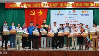De Hai Phong Youth Union doneerde bijna 1 miljard VND om kinderen en mensen in de door overstromingen getroffen gebieden van Dak Lak te steunen.