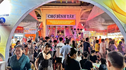 Ho Chi Minh City tonight: 'Sea of ​​people' flock to the food festival at the century-old market