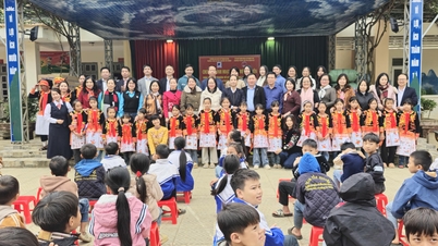 Réunion significative du Parti des enseignants de la capitale dans la zone frontalière reculée de Ma Lu Thang