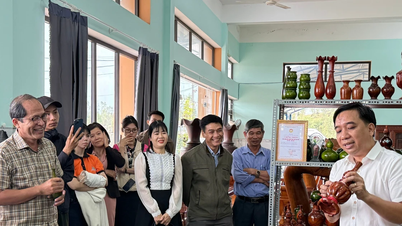 אן נהון וורד מציגה מוצרי תיירות לחוות את כפר מלאכת החריטה בעץ בק נהאן טאפ