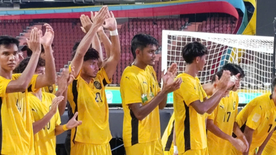 أثارت مجموعة من المشجعين الماليزيين حماس الجميع عندما بقوا مع فريقهم لغناء النشيد الوطني.