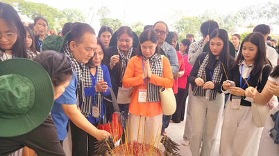 Estudiantes laosianos y camboyanos que estudian en Ciudad Ho Chi Minh participan en "Regreso a la Tierra del Loto Rojo".