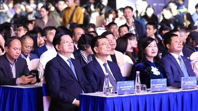 Deputy Prime Minister Mai Van Chinh attends the "Happy Vietnam" Award Ceremony 2025
