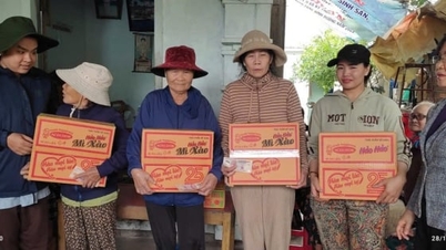 تدعم شركة Acecook Vietnam ما يصل إلى 210,000 منتج من المعكرونة الفورية للأشخاص في المناطق المتضررة من الفيضانات
