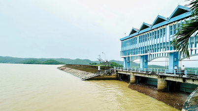 Από το πρωί της 7ης Δεκεμβρίου, οι λίμνες Song Quao και Song Luy στην παλιά πόλη Binh Thuan αύξησαν την παροχή για την πρόληψη πλημμυρών.