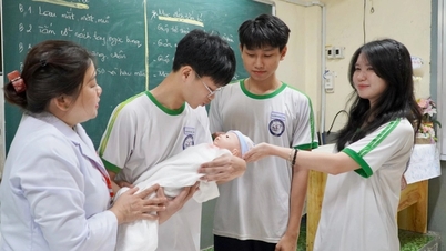 Niechętna klasa „niań”: Niezdarne ćwiczenie kąpieli noworodków