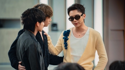 O novato desmaiou no palco, duas pessoas o impediram, deixando SOOBIN impotente.