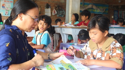 ສອນເດັກນ້ອຍໃນບ້ານ