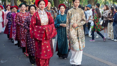 ผู้คน 800 คนสวมชุดเวียดนามเดินขบวนรอบทะเลสาบฮว่านเกี๋ยม