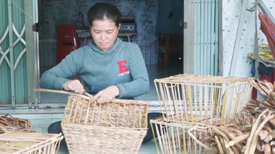 Les femmes rurales tirent un revenu supplémentaire du tissage de la jacinthe d'eau.