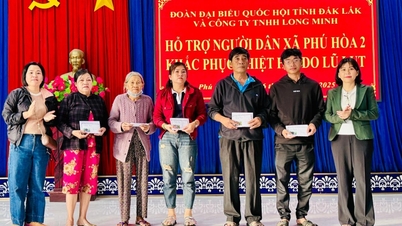 صوبائی قومی اسمبلی کے وفد نے Phu Hoa 2 کمیون کے لوگوں کی مدد کے لیے تحائف پیش کیے جنہیں سیلاب کی وجہ سے نقصان پہنچا۔