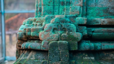 نمای نزدیک از برج چم هزار ساله پس از غرق شدن در آب