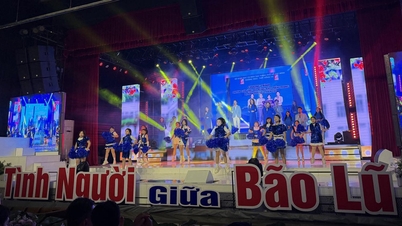 Střední škola v Ho Či Minově Městě darovala 821 milionů dongů na podporu lidí v oblastech postižených povodněmi.