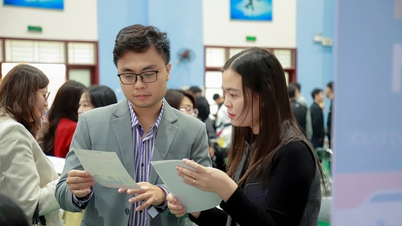 يتواصل الطلاب مع الشركات لزيادة فرصهم في العثور على عمل.