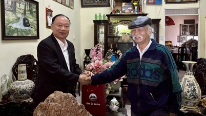 เลขาธิการพรรคจังหวัดไท ได หง็อก เข้าเยี่ยมและมอบของขวัญแก่อดีตเลขาธิการพรรคจังหวัดเจียลาย (เดิม)