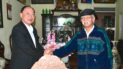 प्रांतीय पार्टी सचिव थाई दाई न्गोक ने पूर्व प्रांतीय पार्टी सचिवों से मुलाकात की और उन्हें उपहार भेंट किए