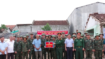 El Comisario Político Adjunto de la Región Militar 5 visitó y alentó a las fuerzas del Comando Militar de la ciudad de Da Nang a construir casas para ayudar a la gente de Dak Lak.