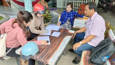 Comuna de Thap Muoi: Lanzamiento de propaganda sobre seguros sociales voluntarios y pólizas de seguro médico familiar.