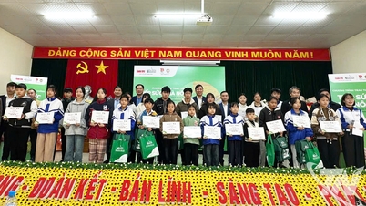 Tildeler elever som er barn av bondeforeningsmedlemmer i Nghia Ta kommune