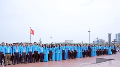 Delegierte, die am 20. Kongress des Provinzgewerkschaftsverbands Nghe An teilnahmen, legten Blumen zum Gedenken an Präsident Ho Chi Minh nieder.