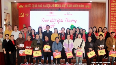 Prudential begleitet und unterstützt die Bevölkerung von Cua Lo bei der Bewältigung von Schwierigkeiten nach Stürmen und Überschwemmungen.