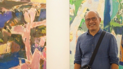 โดมิญทัมนั่งร้องเพลงอยู่บนเนินเขา