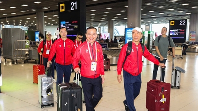 Delegationsleiter Nguyen Hong Minh tröstet U-23 Vietnam vor dem entscheidenden Gefecht mit Malaysia