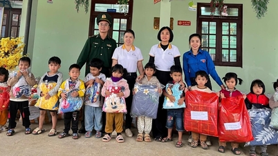 হাং সনের পাহাড়ি কমিউনে শিক্ষার্থীদের উপহার প্রদান