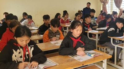 Teachers in mountainous areas wait wearily to receive overtime pay
