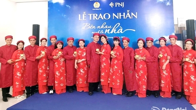 Oferirea de verighete la 12 cupluri de lucrători Dong Nai care participă la nunta colectivă din 2025