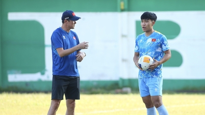 Ли Дык провел личную беседу с помощником тренера Ким Сан Сиком, сборная Вьетнама до 23 лет полна решимости победить Малайзию.