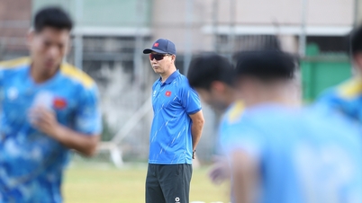 يبدو المدرب كيم سانغ سيك متوترًا قبل المباراة بين فيتنام تحت 22 عامًا وماليزيا