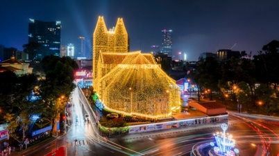 نوٹری ڈیم کیتھیڈرل کرسمس کے استقبال کے لیے چمکتا ہے، سیاحوں کو چیک ان کی طرف راغب کرتا ہے۔