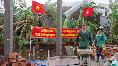 Gia Lai: 100 Offiziere und Soldaten der Militärschule des 34. Korps bauten und reparierten Häuser, um den Menschen in der Gemeinde Ngo May zu helfen.