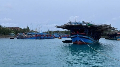 Niż tropikalny utrzymuje kierunek i intensywność, powodując silne wiatry na morzu