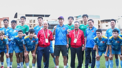 وفد کے سربراہ Nguyen Hong Minh نے ویتنام U22 ٹیم کا دورہ کیا اور ان کی حوصلہ افزائی کی۔