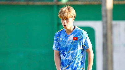 A seleção sub-22 do Vietnã pratica ativamente a finalização de gols contra a seleção sub-22 da Malásia.