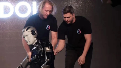 El primer robot con inteligencia artificial de Rusia cae boca abajo en el escenario.