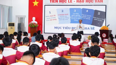 Der Geschäftsmann Vo Quoc Thang inspiriert die Schüler der Vietnam-Japan-Mittelschule zum Thema „Kultur – Berufsethik: Die Grundlage des Erfolgs“.