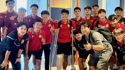 زيارة فيتنام تحت 22 عامًا وتقديم الهدايا للاعب لاوس تحت 22 عامًا الذي كسر ساقه في المباراة ضد ماليزيا
