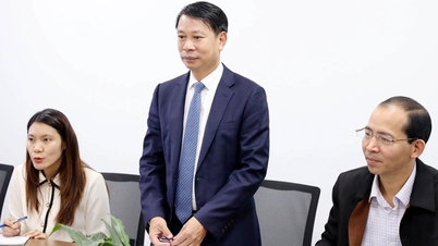 Em Phu Tho, os funcionários públicos foram proibidos de usar calças jeans e saias com fendas altas enquanto estiverem em serviço.