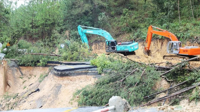 सड़कों पर भूस्खलन और बाढ़ के कारणों को स्पष्ट करना