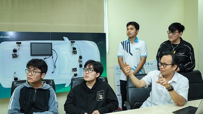 Granting scholarships to improve the quality of doctoral training.