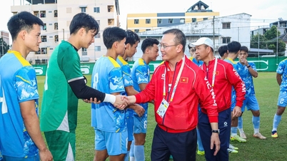 Nguyễn Hồng Minh, a delegáció vezetője győzelmet és gyönyörű győzelmet kívánt az U23-as vietnámi csapatnak, Van Khang kapitány viszonozta a köszöntést.
