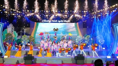 จังหวัดก่าเมาเฉลิมฉลองครบรอบ 85 ปี การลุกฮือของฮอนโค่ย และวันประเพณีปฏิวัติของคณะกรรมการพรรค กองทัพ และประชาชนจังหวัดก่าเมาอย่างยิ่งใหญ่ ครบรอบ 65 ปีแห่งความสัมพันธ์แบบพี่น้องระหว่างจังหวัดก่าเมาและจังหวัดนิญบิ่ญ