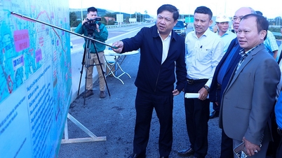 ڈاک لک صوبائی پارٹی سیکرٹری ٹریفک کے اہم منصوبوں پر عمل درآمد کا معائنہ کر رہے ہیں۔