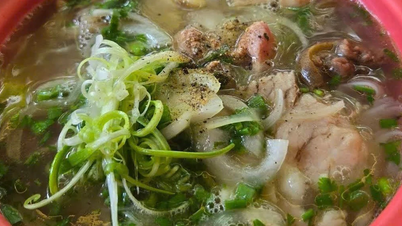 Di tengah-tengah kawasan paling sesuai untuk didiami di dunia, Thao Dien, terdapat Pho 'S yang harum dan berkhasiat yang diperbuat daripada ginseng Ngoc Linh.