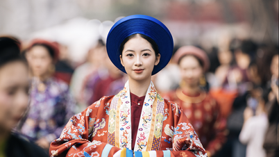 Prosesi gemilang kostum Vietnam "Seratus Bunga Kegembiraan" di jalan pejalan kaki Danau Hoan Kiem