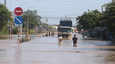 La route nationale 1 traversant Lam Dong reste fortement inondée, la circulation est paralysée à de nombreux endroits.